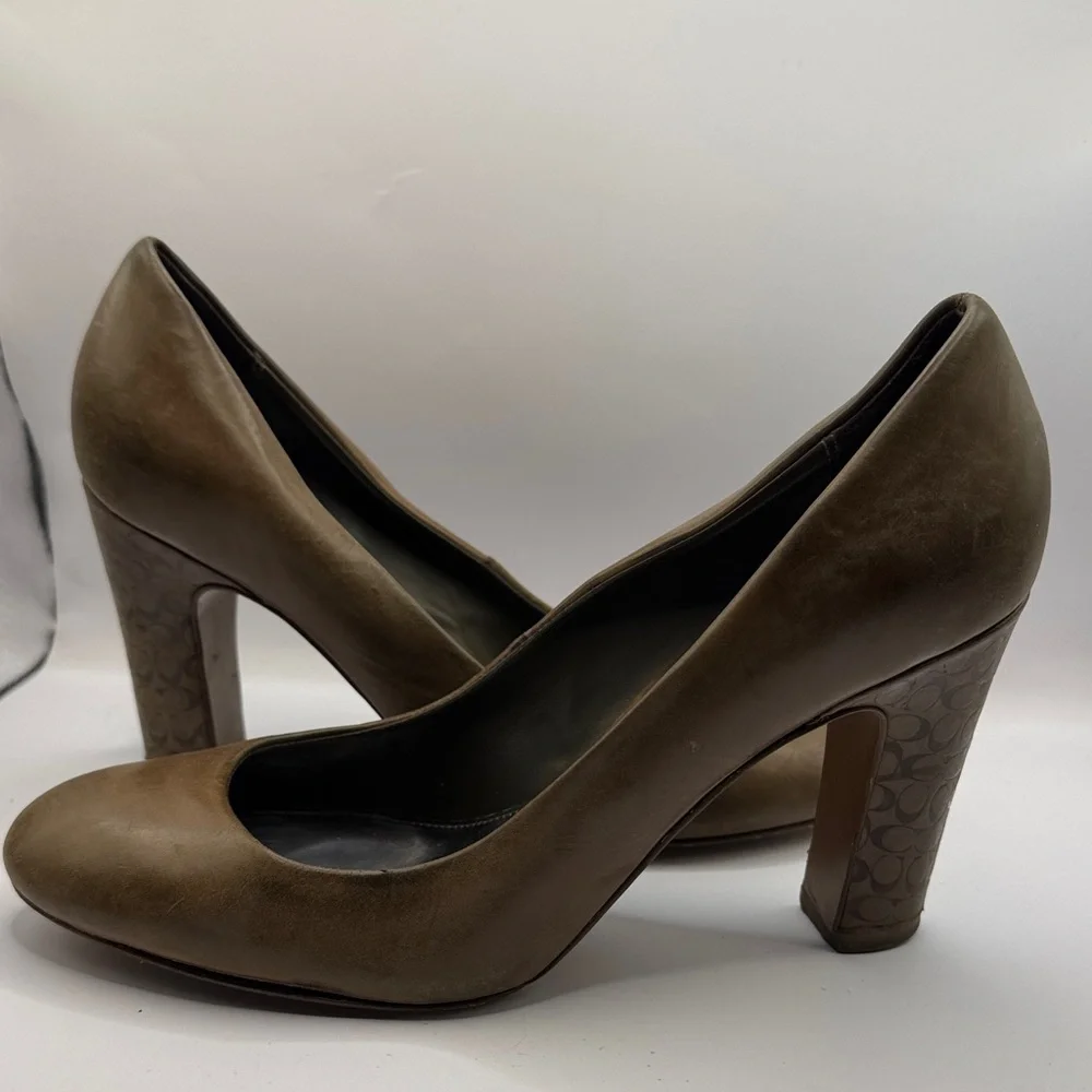 COACH Sloane Brown Leather Logo Block Heel Pumps Size 8.5B Classic Round Toe